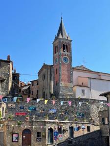 AmbraにあるLa Casa in Castelloの時計付きの塔