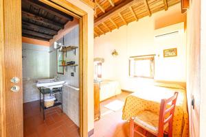 A kitchen or kitchenette at Agriturismo Pian di Fiume Még 37 kép