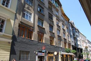 un edificio alto en una calle de una ciudad en King Residences, en Budapest