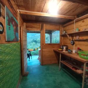 een kamer met een deur en een hond in de deuropening bij Gocta Dulce Hogar in Cocachimba