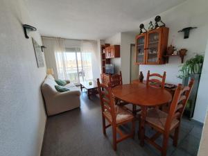 - une cuisine et une salle à manger avec une table et des chaises dans l'établissement apartamento con vistas al mar a pocos metros de la playa, à Valence