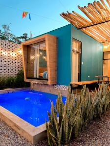 uma casa com piscina no quintal em La Turquesa em Ica