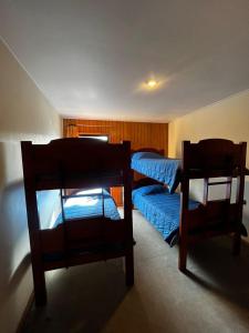 - une chambre avec 2 lits superposés et 2 chaises dans l'établissement Cabaña Curaquilla - Arauco, à Arauco