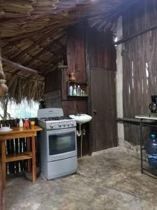 Virtuve vai virtuves zona naktsmītnē Uh Najil Dzul. Cabaña: Casa del extranjero