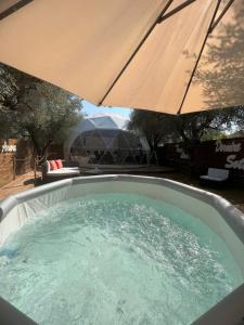 Bazén v ubytovaní Bubble Glamping Sicily alebo v jeho blízkosti