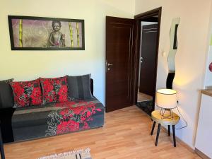 un soggiorno con divano e tavolo di Veronika's House a Pola (Pula)