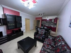 ein Wohnzimmer mit einem Sofa und einem Tisch in der Unterkunft Holiday Apartment in Lezha