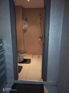 een badkamer met een douche en een toilet bij Manar appart in Marrakesh