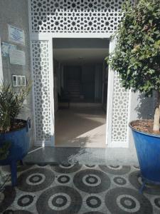 een toegang tot een gebouw met potplanten op de vloer bij Manar appart in Marrakesh