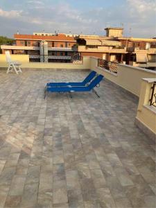 a blue bench on the roof of a building at Attico al mare Zoomarine a 40 minuti da Roma in Torvaianica