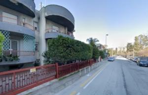 una calle vacía delante de un edificio en Bari Suite Apartment Barone 12 Free Parking, en Bari