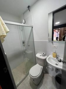 Koupelna v ubytování Apartaestudio entero cerca estacion metro Itagui