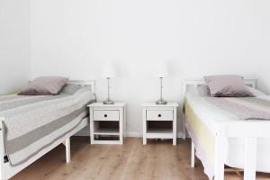 1 dormitorio con 2 camas y 2 mesitas de noche en Beautiful apartment in Bad Soden, en Bad Soden am Taunus