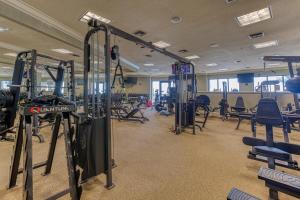 - une salle de sport avec un ensemble d'équipements dans l'établissement Emerald Grande W1021, à Destin