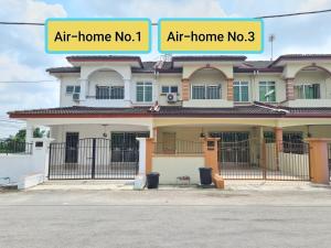 un immeuble d'appartements avec les mots air home et air home no dans l'établissement Air-home M3 Simpang near Aulong Econsave, 4BR, 10pax, Netflix, à Taiping