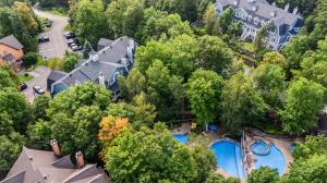 - une vue aérienne sur une maison avec une piscine dans l'établissement Les Manoirs 3bdrs Near Village, à Mont-Tremblant
