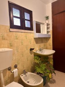 uma casa de banho com um WC e um lavatório em Nina's Stay Hostel em Charneca de Caparica