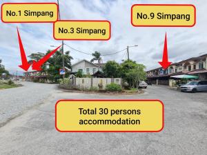 Eine Straße mit einem Schild, das nein sagt und nicht simmen und nein in der Unterkunft Air-home No135 Kampung Boyan, 3BR, 6pax Netflix in Taiping