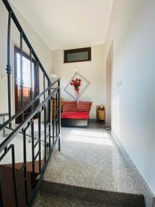 un pasillo con un sofá rojo en una casa en Il Giardino di Rosa, en Sammichele di Bari