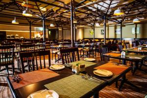 uma sala de jantar com mesas e cadeiras num restaurante em Garden Court Kimberley em Kimberley