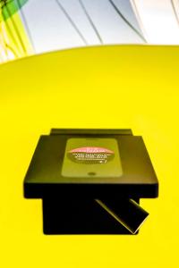 prizeotel Dortmund-City في دورتموند: طاولة سوداء عليها لوحة