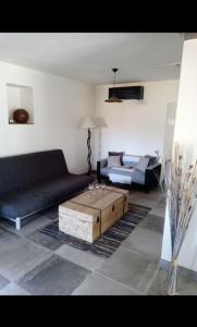 sala de estar con sofá y mesa de centro en Villa-piscine privative en Haute Provence en Oraison