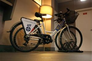 een fiets geparkeerd in een kamer met een bord erop bij Hotel Bienestar Termas De Vizela in Vizela