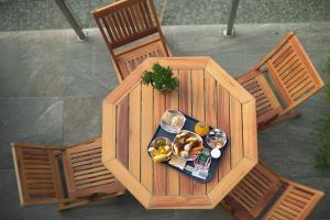 Una vista aérea de una mesa con comida. en Cepas de Mar Resort & Wine en Las Gaviotas