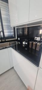 Η κουζίνα ή μικρή κουζίνα στο S.Soares T1 Expo Sul +14 φωτογραφίες