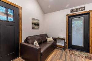 Posezení v ubytování Tall Pines a cozy 1 bedroom Tiny Cabin