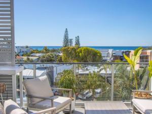 d'un balcon avec une chaise et une vue sur l'océan. dans l'établissement Cabarita Beachside - Hosted by Holiday Management, à Cabarita Beach