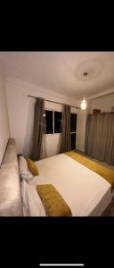 Ένα ή περισσότερα κρεβάτια σε δωμάτιο στο Résidence noor marrakech