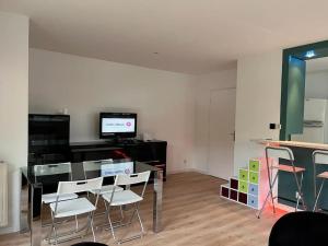 Μια τηλεόραση ή/και κέντρο ψυχαγωγίας στο Grand appartement en face du RER A, Parking, Paris 20 mn, Disneyland 40 mn