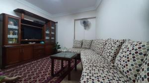 een woonkamer met een bank en een tafel bij العشرين فيصل الجيزة in Caïro