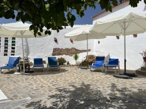 un groupe de chaises et de parasols sur une plage dans l'établissement Casa do Forte Elvas, à Elvas
