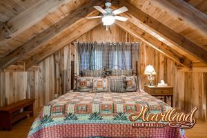 Schlafzimmer mit einem Bett und einem Deckenventilator in der Unterkunft Halfway To Heaven in Sevierville