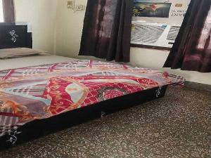 ein Bett in einem Zimmer mit Werbung in der Unterkunft Hotel O G Hotel Happy Home in Aligarh
