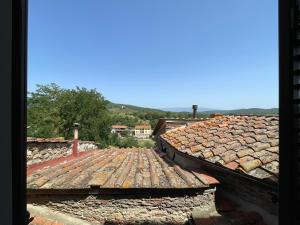 AmbraにあるLa Casa in Castelloの古い建物の屋根を望む