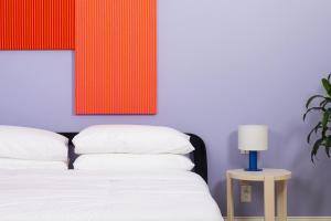 Postel nebo postele na pokoji v ubytování YOWIE Hotel