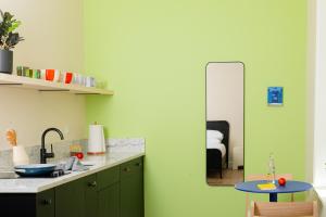 Kuchyň nebo kuchyňský kout v ubytování YOWIE Hotel