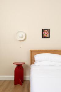 Postel nebo postele na pokoji v ubytování YOWIE Hotel