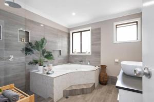Et badeværelse på Spacious 3BR house with a cosy log fire & luxury spa bath