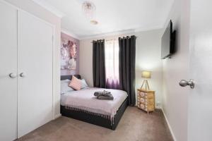 Postelja oz. postelje v sobi nastanitve Spacious 3BR house with a cosy log fire & luxury spa bath