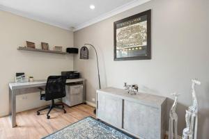 Fotografija v galeriji nastanitve Spacious 3BR house with a cosy log fire & luxury spa bath v mestu Kalgoorlie