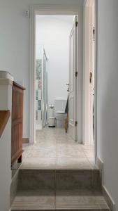un corridoio di un bagno con servizi igienici e lavandino di La casa de la playa San Agustín a Maspalomas
