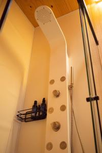 La salle de bains est pourvue d'une douche avec un pommeau de douche. dans l'établissement Altar Flutuante em Joanópolis, à Joanópolis
