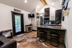 Gallery image of Wilderness Lodge 1 bedroom cabin in the woods at Lake Wenatchee in Leavenworth