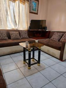 ein Wohnzimmer mit 2 Sofas und einem Couchtisch in der Unterkunft Acogedor departamento in Loja