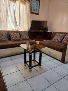 a living room with two couches and a coffee table at Acogedor departamento in Loja