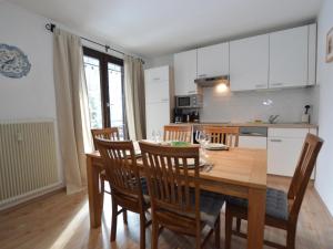 uma cozinha e sala de jantar com uma mesa de madeira e cadeiras em Sonnleiten 1 em Hinterthal